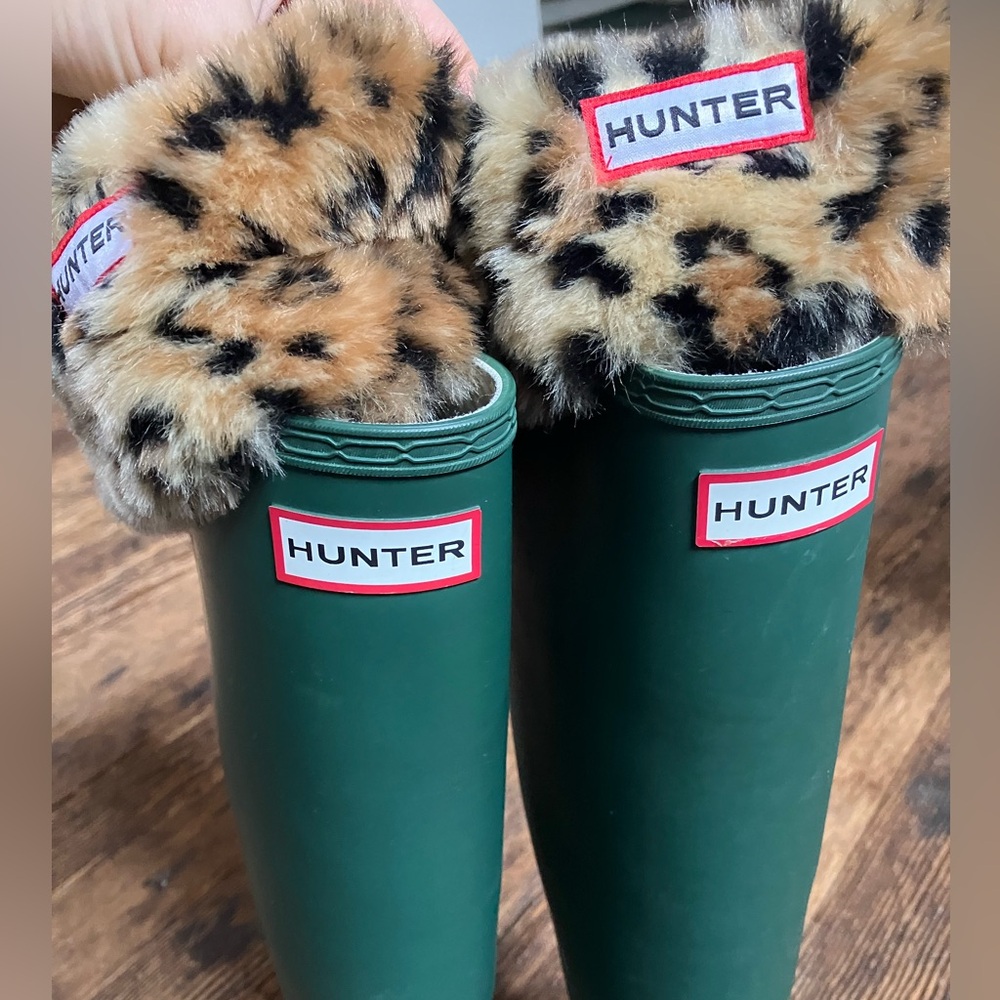 Hunter Women’s Original Tall Rain Boots with Removable Faux Fur Print Boot Socks - Picture 7 of 7